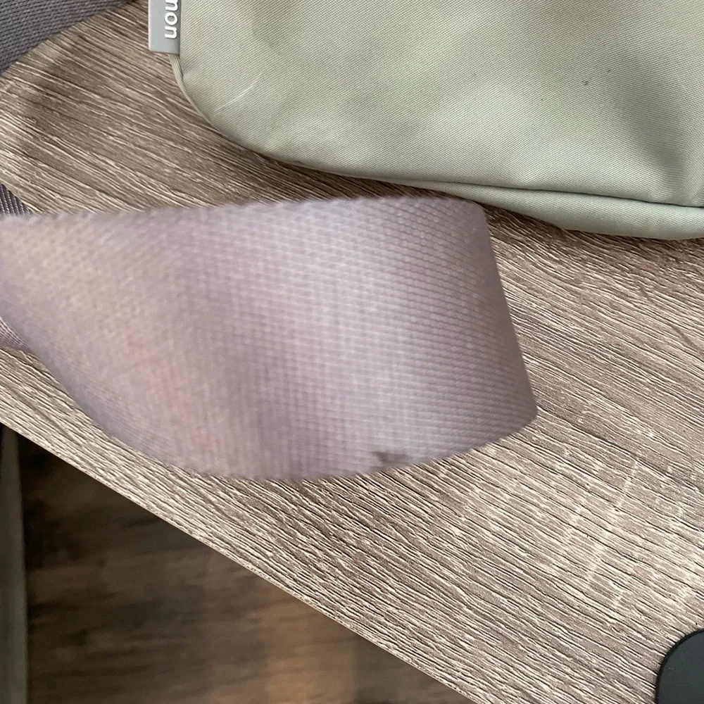 Lululemon Athletica Crossbody Bag in Light Gray - Picture 2 of 6